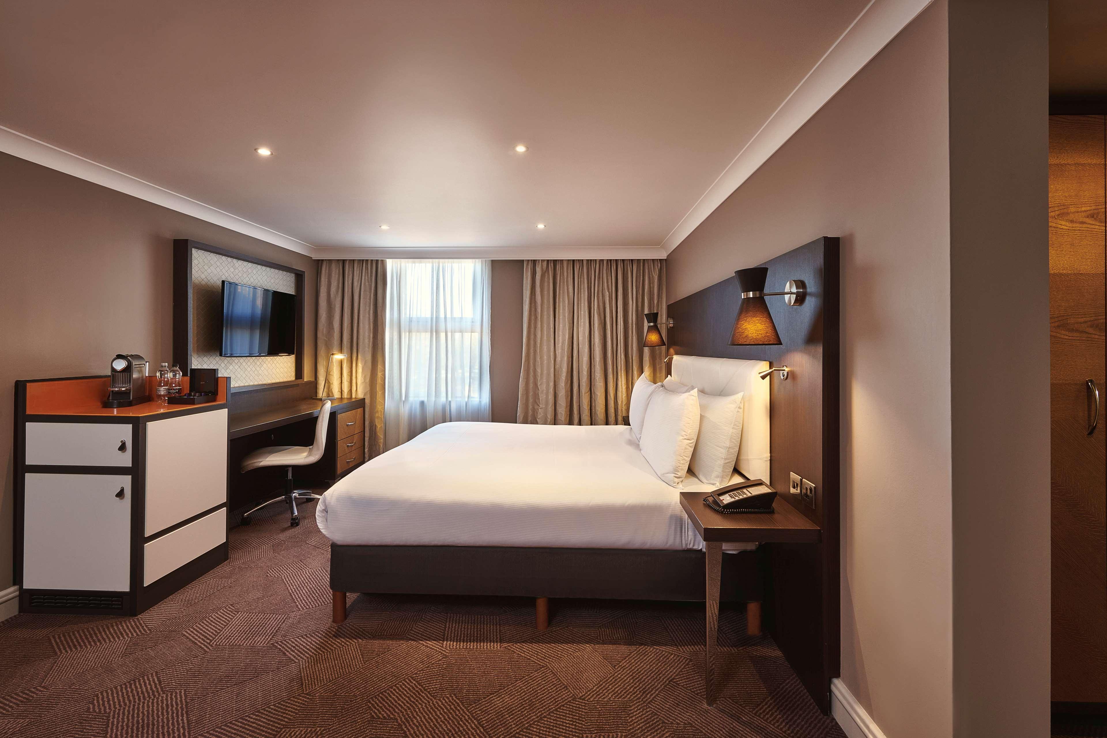 Doubletree By Hilton London Ealing Hotel Ngoại thất bức ảnh