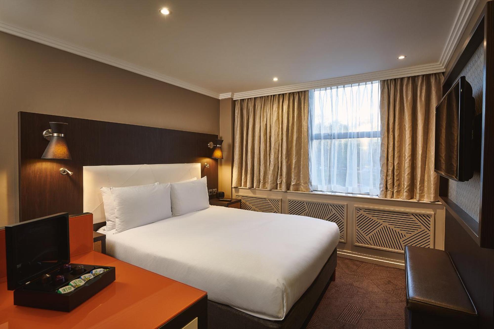 Doubletree By Hilton London Ealing Hotel Ngoại thất bức ảnh