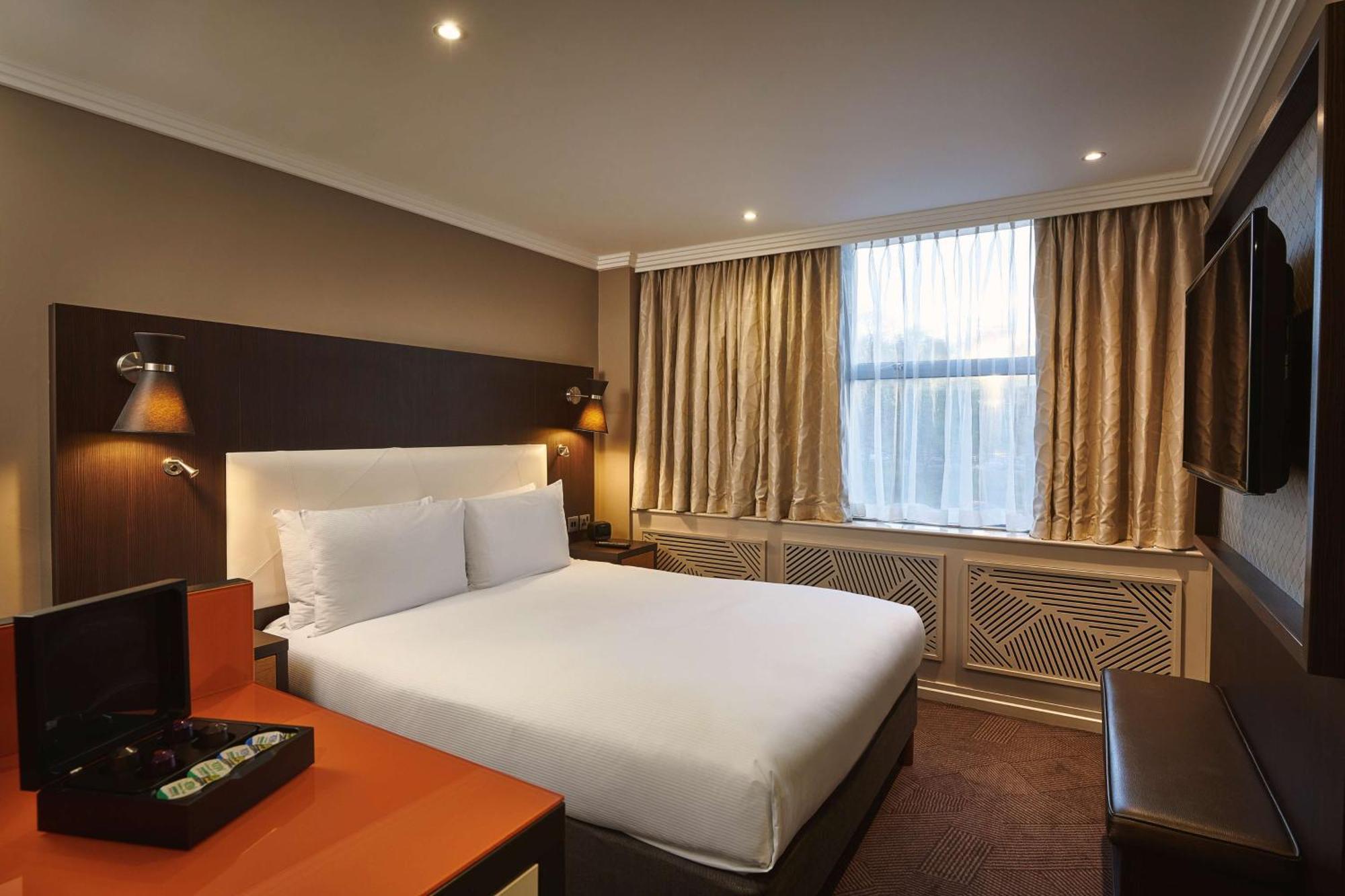 Doubletree By Hilton London Ealing Hotel Ngoại thất bức ảnh