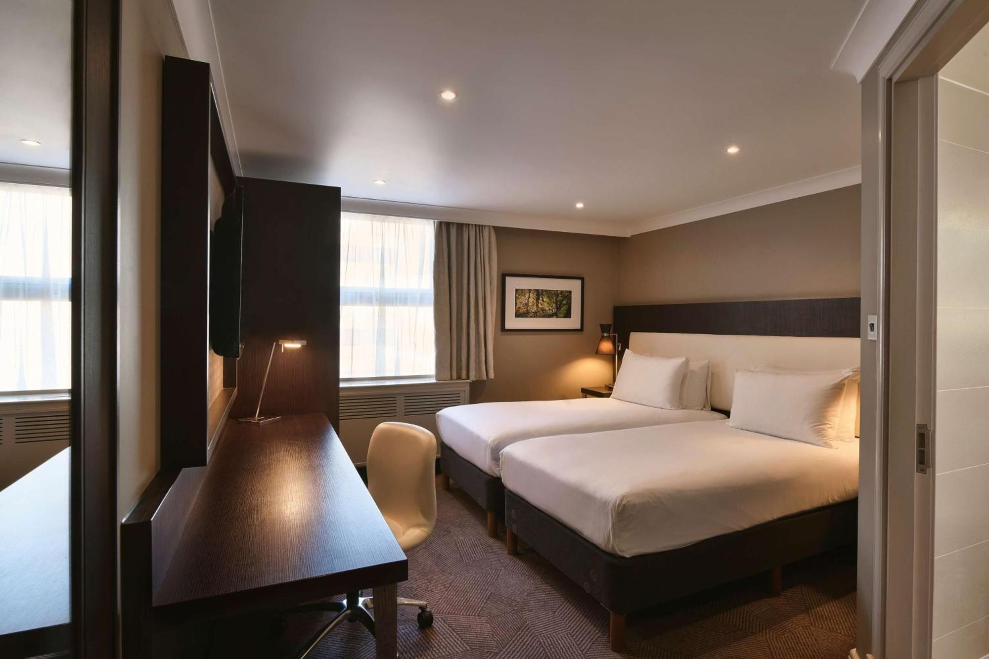 Doubletree By Hilton London Ealing Hotel Ngoại thất bức ảnh