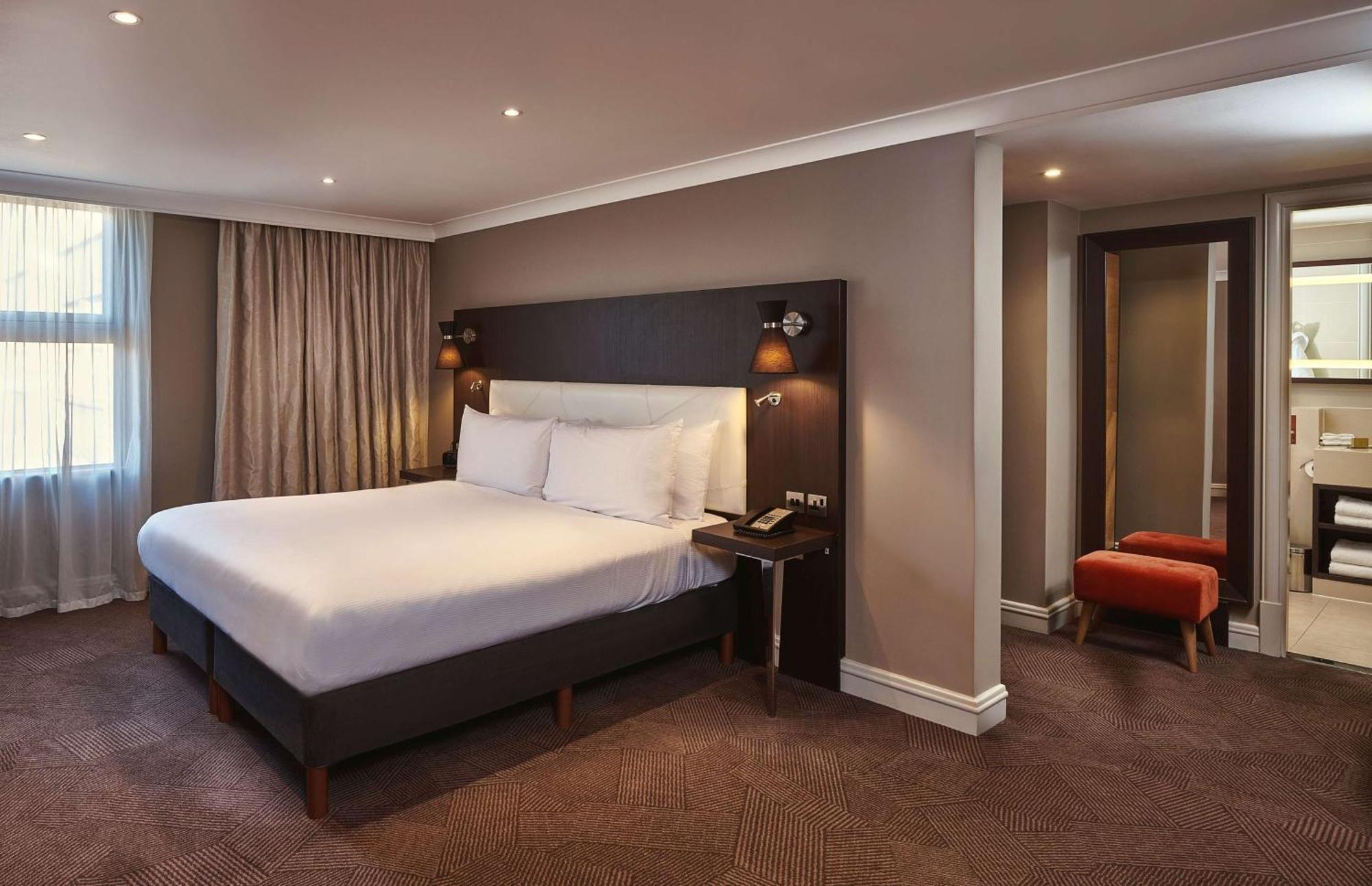 Doubletree By Hilton London Ealing Hotel Ngoại thất bức ảnh