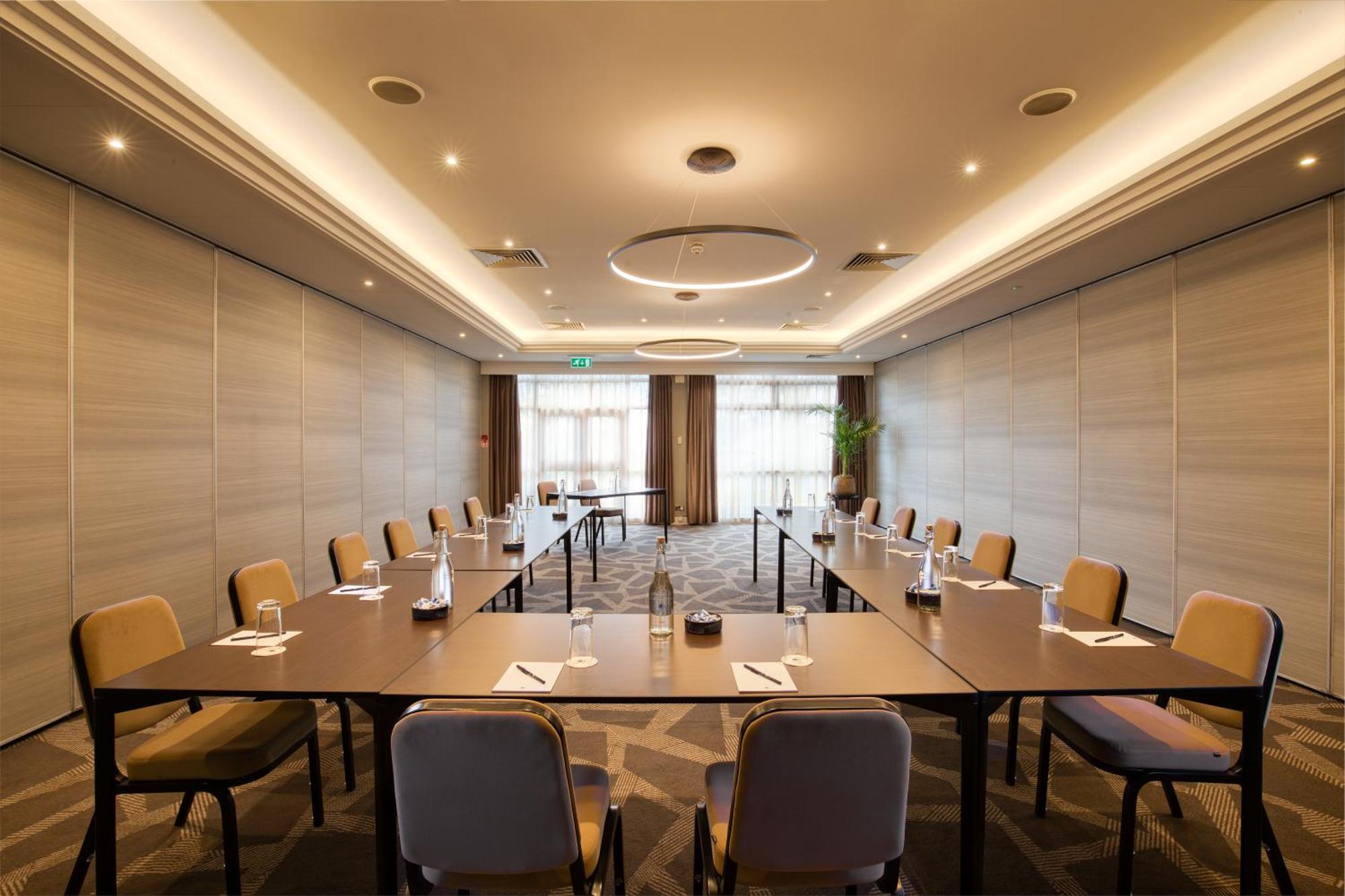 Doubletree By Hilton London Ealing Hotel Ngoại thất bức ảnh
