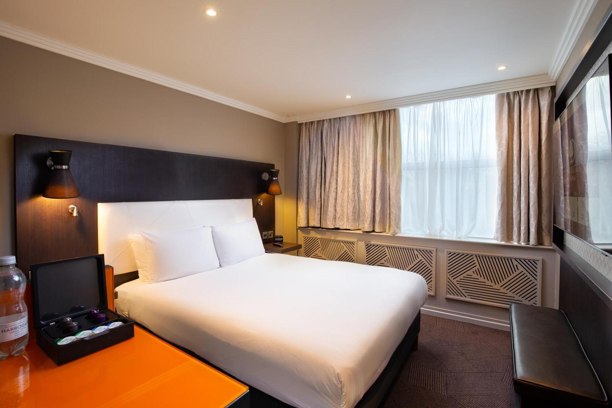 Doubletree By Hilton London Ealing Hotel Ngoại thất bức ảnh